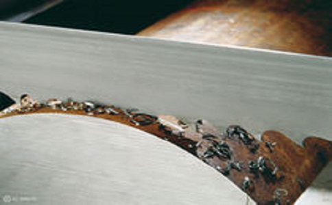 四平带锯床线速度设定过高，为什么会导致带锯条齿尖发热加速锯条的磨损？